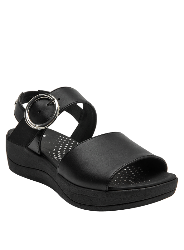 Sandalia de cuero negro para mujer, estilo sobrio con hebilla metálica y plataforma baja.