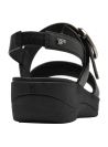 Elegante sandalia de cuero negro con hebilla decorativa y suela cómoda para uso diario.