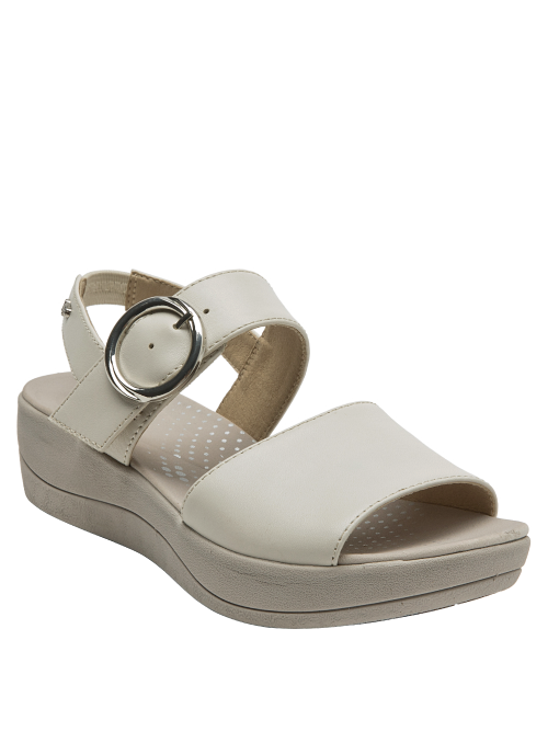 Sandalia de cuero blanco con hebilla decorativa, ideal para looks casuales.