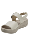 Sandalia casual de cuero blanco, suela moderada para altura y comodidad.