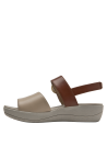 Sandalia casual de cuero multicolor para mujer, destacada por su hebilla dorada elegante.