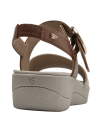 Sandalia multicolor de cuero para mujer, con hebilla dorada y diseño casual moderno.