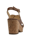 Sandalia casual de cuero camel, perfecta para combinar con vestidos y jeans en verano.