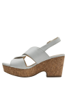 Detalle de tiras anchas en cuero blanco con textura granulada, estilo casual femenino.