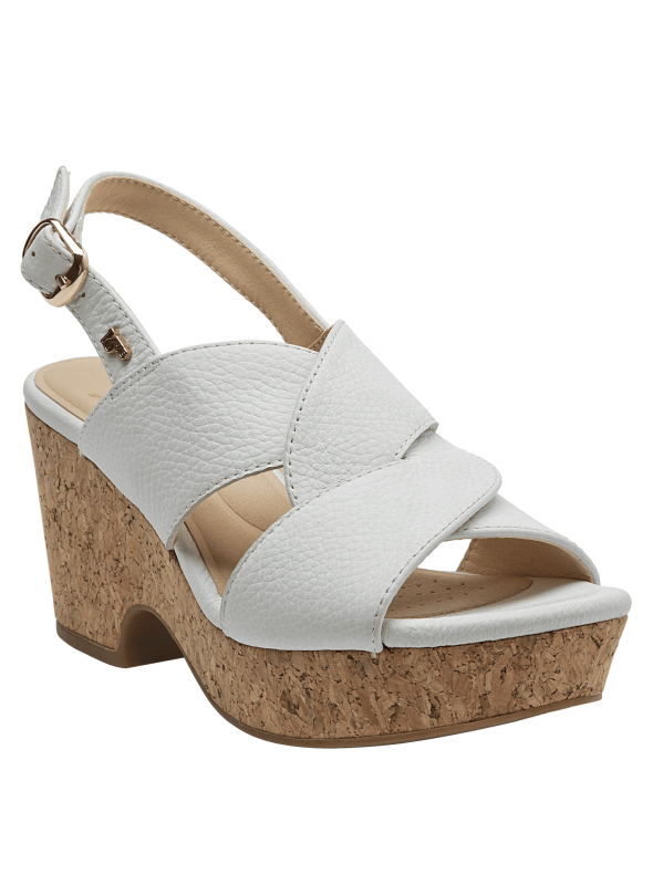 Sandalia de cuero blanco con tiras cruzadas y hebilla dorada, diseño casual y moderno para mujer.