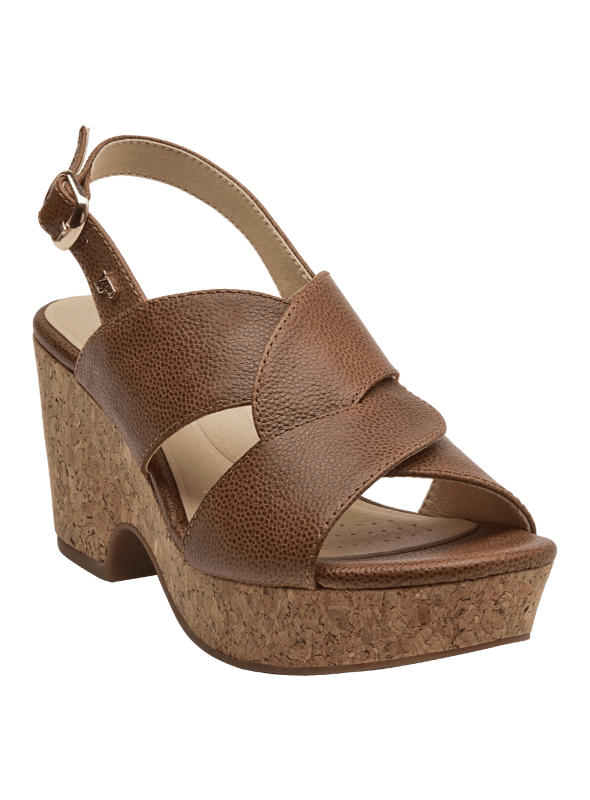 Elegante sandalia camel con plataforma que imita el corcho, ideal para looks bohemios.