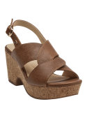 Elegante sandalia camel con plataforma que imita el corcho, ideal para looks bohemios.