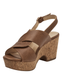 Sandalia de cuero camel para mujer con tiras cruzadas sobre el empeine, estilo casual-chic.
