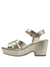 Cuero dorado brillante en sandalia femenina de plataforma, perfecta para combinar con vestidos de noche.