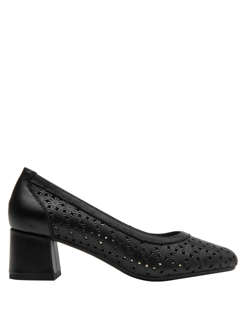 Zapato casual de cuero negro con detalles calados en forma de flores, cómodo para largas jornadas.