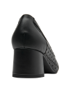 Elegante zapato de cuero negro para mujer, diseño calado floral, perfecto para climas cálidos.