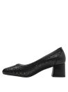 Calzado de cuero negro femenino con patrón floral calado, ideal para ocasiones semi-formales.
