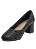 Zapato negro de cuero para mujer con diseño calado floral y tacón cuadrado medio, estilo casual elegante.
