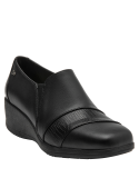Zapato negro de cuero para mujer, versátil para atuendos formales y casuales.