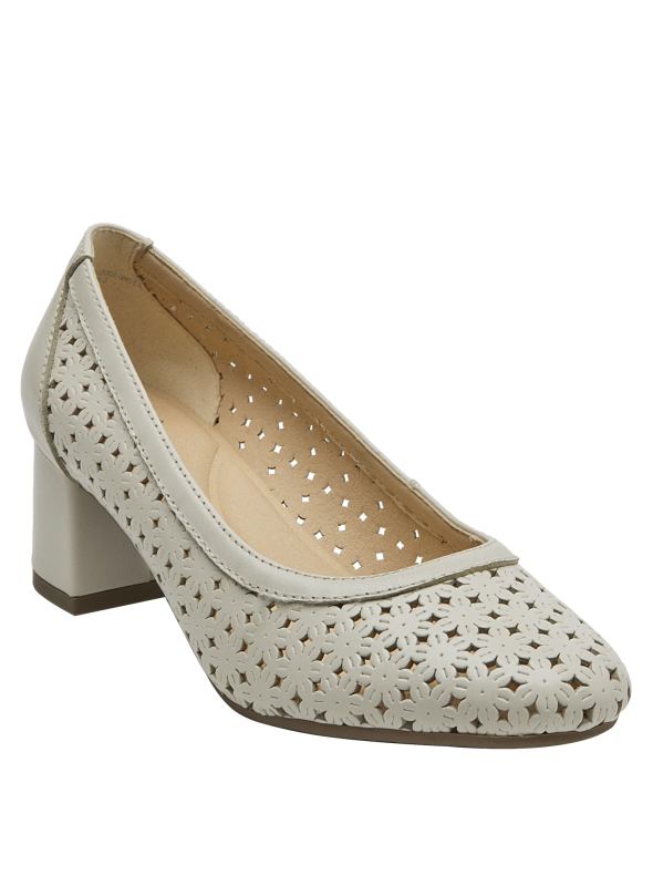 Calzado de cuero blanco para mujer, estilo romántico y vintage con detalles modernos.