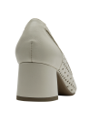 Zapato de mujer en cuero blanco, textura suave y calados florales que aportan ligereza.