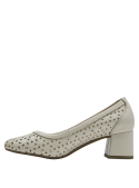 Elegante zapato de cuero blanco, diseño femenino y calado floral, ideal para eventos semi-formales.