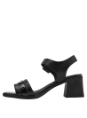 Elegante sandalia de cuero negro con tacón grueso y cuadrado, ideal para ocasiones formales.