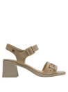 Sandalia beige de cuero con textura suave y acabado mate, perfecta para estilo minimalista.