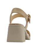 Sandalia formal de cuero beige para mujer con adorno dorado en el empeine.