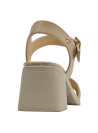 Sandalia formal de cuero beige para mujer con adorno dorado en el empeine.