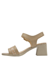 Elegante sandalia formal de cuero beige con hebilla dorada ajustable en el tobillo.