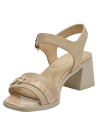 Sandalia beige de cuero para mujer con detalle texturizado tipo cocodrilo en el empeine.