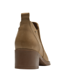 Botín camel de cuero con acabado elegante, perfecto para estilos casuales y formales.