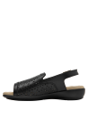 Elegante sandalia de cuero negro, perfecta para combinar con prendas de colores neutros o pasteles.