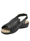 Sandalia de cuero negro con diseño geométrico troquelado, ideal para un look casual sofisticado.
