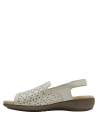 Sandalia blanca crema de cuero con diseño perforado floral, sofisticada y versátil.