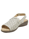 Sandalia de cuero blanco crema con hebilla ajustable, ideal para climas cálidos.
