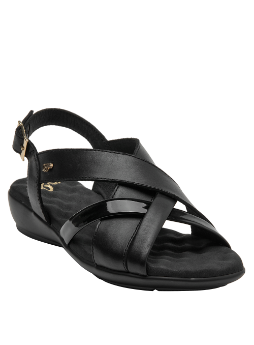 Cuero negro suave con hebilla dorada en sandalia casual de mujer, diseño atemporal.