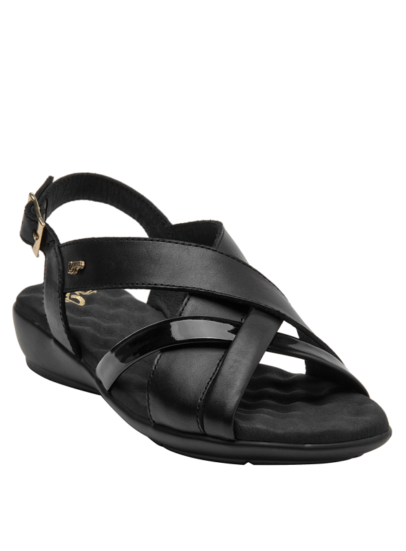 Cuero negro suave con hebilla dorada en sandalia casual de mujer, diseño atemporal.