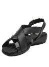 Sandalia de cuero negro con tiras cruzadas mate y brillante, hebilla dorada, estilo casual para mujer.