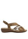 Versátil sandalia camel de cuero con detalles metálicos, combinable con jeans para un look relajado.