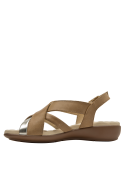 Elegante sandalia camel de cuero, ideal para combinar con vestidos livianos y faldas midi.