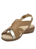 Sandalia camel de cuero para mujer con tira metálica plateada cruzada, estilo casual chic.