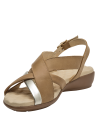Sandalia camel de cuero para mujer con tira metálica plateada cruzada, estilo casual chic.