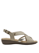 Sandalia casual de cuero beige, perfecta para ocasiones informales y estilo relajado.