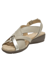 Sandalia beige de cuero para mujer con diseño elegante y correa cruzada.