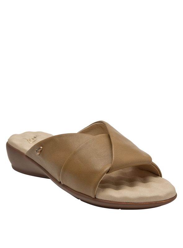 Calzado casual de mujer en cuero camel, con estructura cruzada y detalle dorado distintivo.