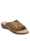Calzado casual de mujer en cuero camel, con estructura cruzada y detalle dorado distintivo.