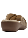 Sandalia femenina en cuero camel, sofisticada y versátil, perfecta para atuendos de verano.