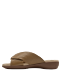 Elegante sandalia camel de cuero con plantilla ondulada para comodidad en eventos casuales.