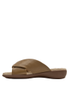 Elegante sandalia camel de cuero con plantilla ondulada para comodidad en eventos casuales.