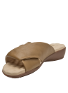 Sandalia de cuero camel con diseño cruzado minimalista y detalle metálico dorado, ideal para mujer.