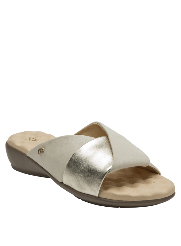 Sandalia beige de cuero con diseño contemporáneo, combinable con vestidos o jeans para un look chic.