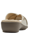 Elegante sandalia casual de cuero beige con acentos plateados, versátil para ropa semi-formal.
