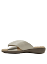 Sandalia de cuero beige con detalles blancos y plateados, textura suave, perfecta para uso diario.